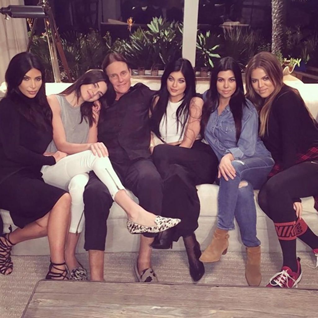 Apoyo. El exatleta Bruce Jenner ha tenido todo el apoyo de sus hijas con Kriss Jenner además de las Kardashian.