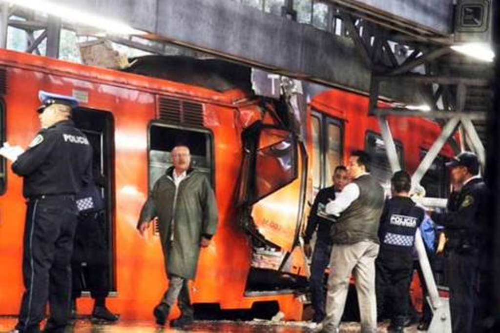 Salvador Sánchez, de 40 años de edad, cayó en las vías de la estación Terminal Aérea cuando se desacopló el convoy accidentado que era remolcado hacia los talleres en la estación Zaragoza, lo que provocó un enfrenón y que cayera el hombre. (Twitter)
