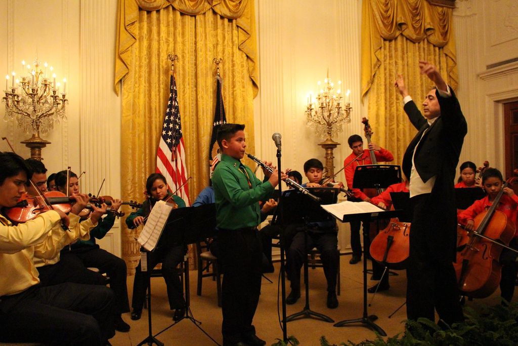 Batalla de Puebla.  La orquesta 'Esperanza Azteca', de Los Ángeles, actuó en la Casa Blanca.