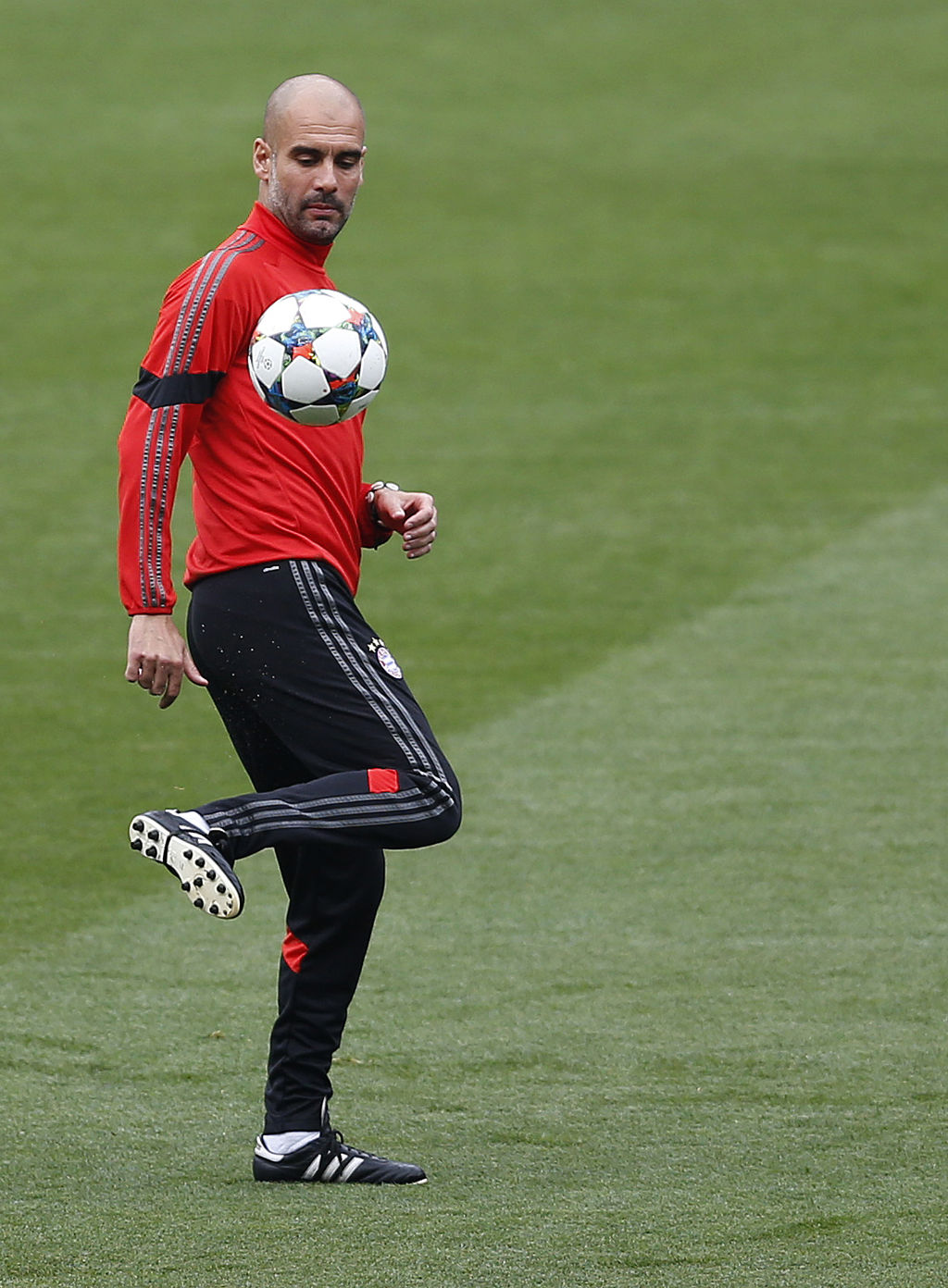 El director técnico español Pep Guardiola se dio tiempo de unas 'dominadas' de balón durante el entrenamiento de ayer del Bayern Munich. (AP)