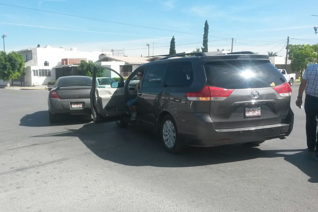 Distracción. El conductor del Neón se atravesó al paso de la camioneta Toyota Sienna, que le pegó en su costado derecho.