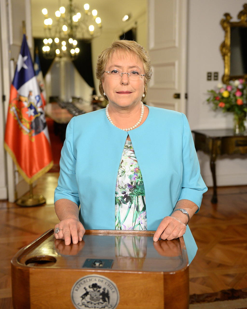 Ante el clima de desconfianza, Presidenta de Chile, Michelle Bachelet, pidió la renuncia de todo su Gabinete; definirá cambios en 72 horas. (EFE)