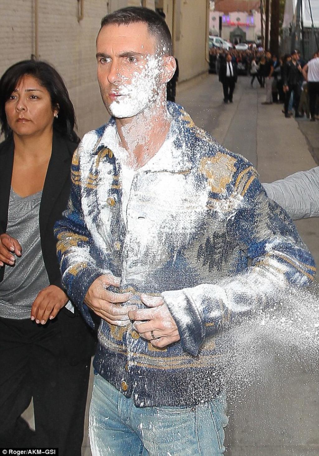 Adam Levine fue atacado con una 'bomba' de azúcar glass mientras firmaba autógrafos a las afueras de los estudios del programa Jimmy Kimmel Live. (Tomada del sitio dailymail.co.uk)