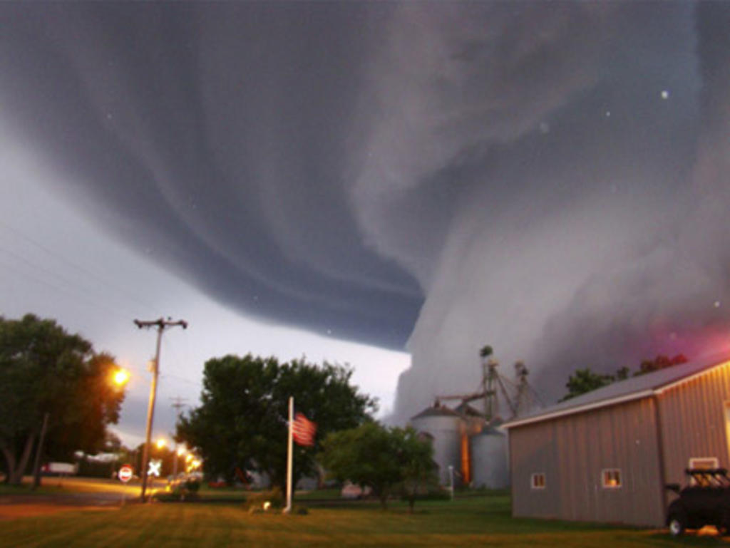Riesgos.Una fotografía fue tomanda en el momento en que arribaba un tornado. (Especial)