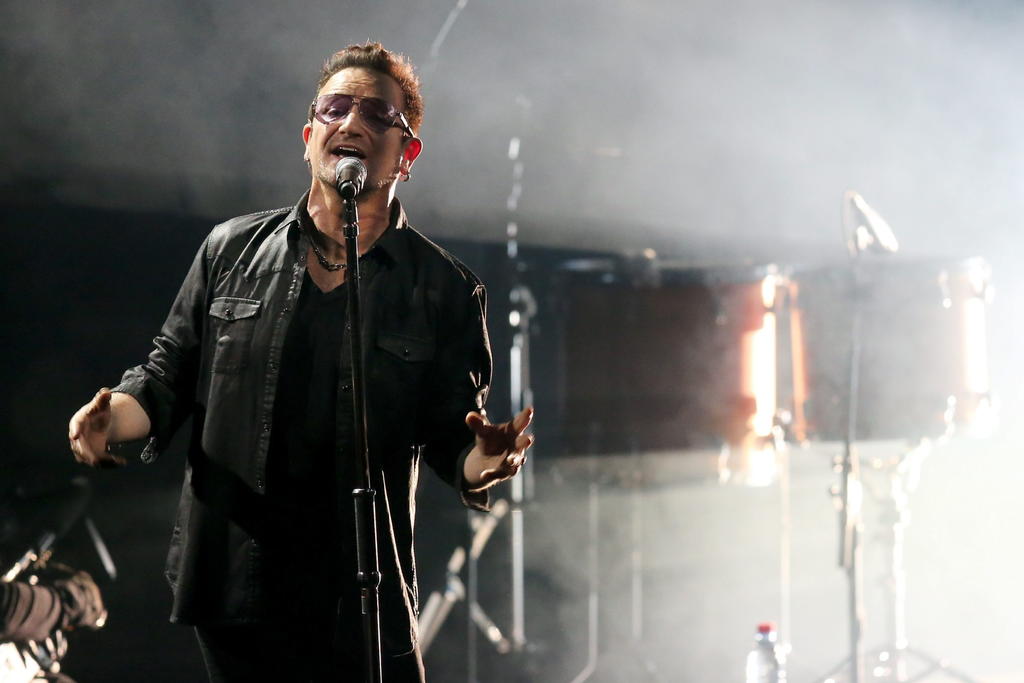 El cantante y filántropo irlandés Bono, vocalista de U2, una de las bandas más populares del mundo desde mediados de la década de los 80, festeja este domingo 55 años. (ARCHIVO)