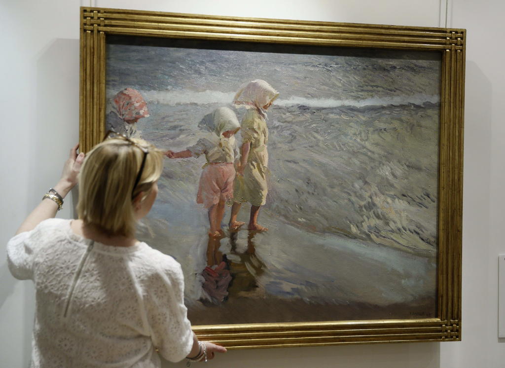 En la pintura, Sorolla representa tres niñas de la mano, en la orilla del agua. La composición se recorta fotográficamente, sin línea de horizonte, y mientras que una de ellas aparece a la izquierda más separada y en movimiento, las otras dos presentan una postura más estática contemplando los remolinos y las olas a sus pies. (EFE)