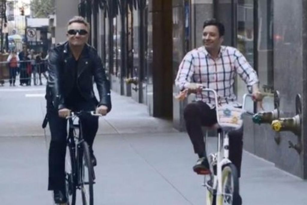 Programa. Bono, vocalista de U2 paseó en bicicleta por las calles de Nueva York con el conductor Jimmy Fallon.