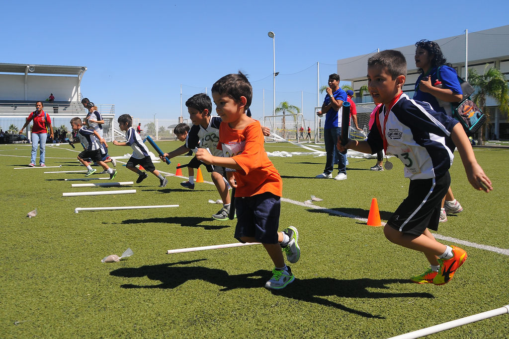 Estudiantes del Instituto Británico de Torreón participaron en la Miniolimpiada con pruebas de velocidad, entre otras. (Foto J. Galindo)