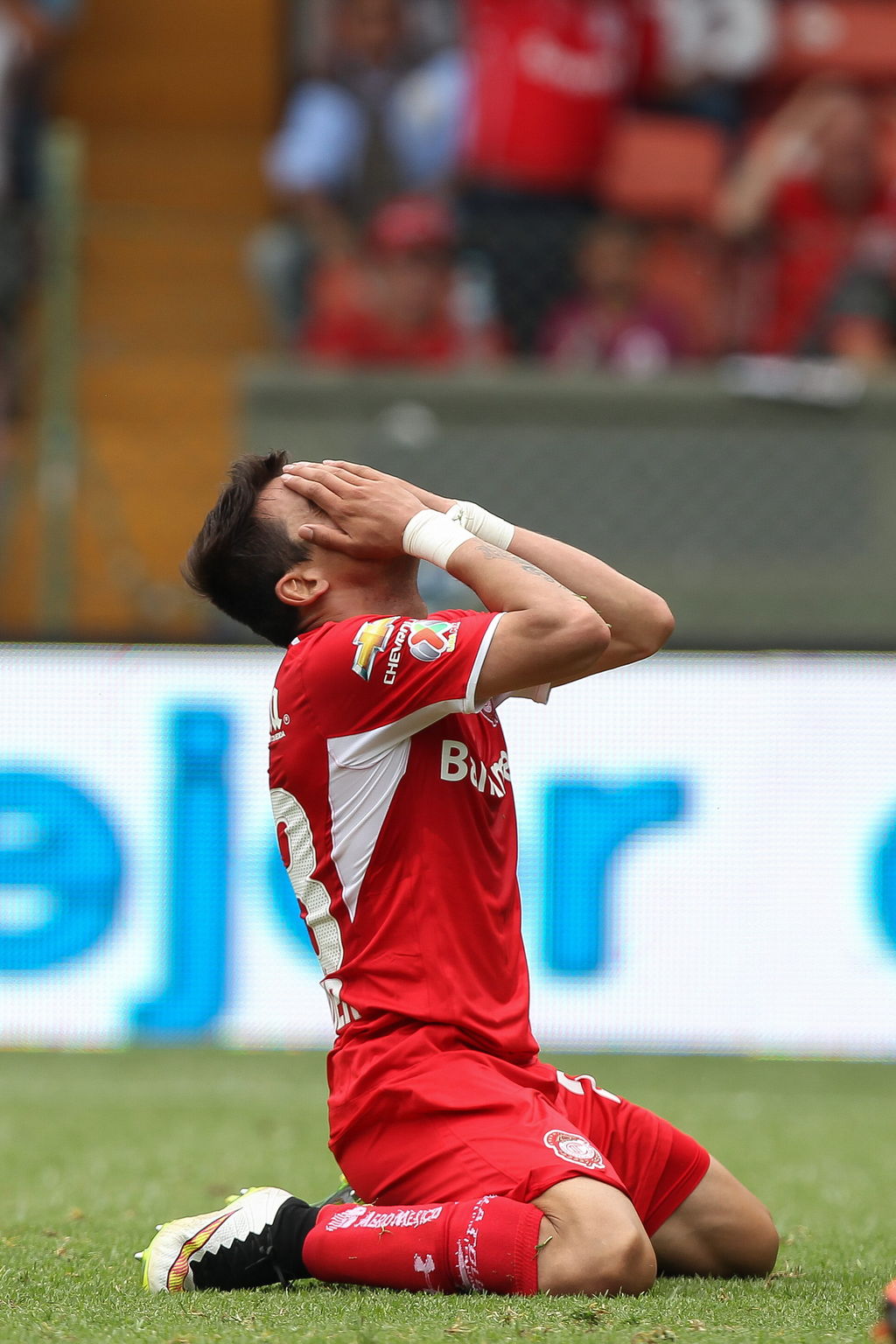 El paraguayo Édgar Benítez se lamenta tras la eliminación del Toluca ante los Tigres. Los Diablos se quedaron a dos puntos de pasar. (EFE)