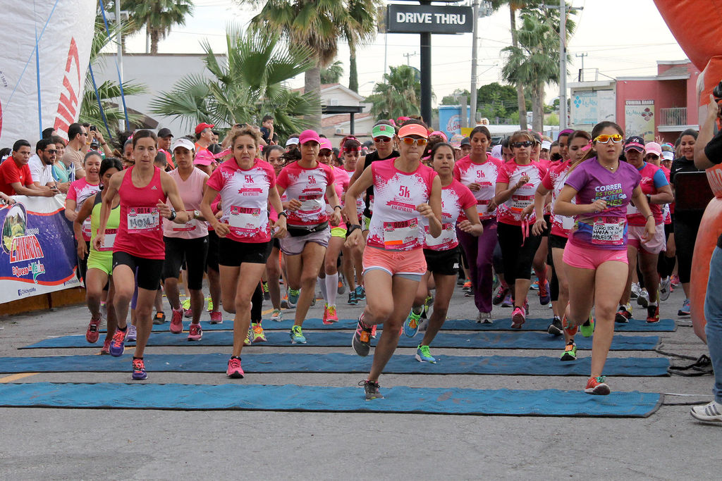 Centenares de laguneras coparon el Paseo de La Rosita y la avenida Central de Torreón Jardín, principales arterias por donde se desarrolló la segunda Pink Race-Escaparate en las distancias de 3 y 5 kilómetros. (Foto Jesús Galindo)