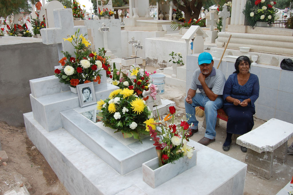 Visita. Cada año, cientos de familias acuden al panteón en el Día de la Madre. (MARY VÁZQUEZ)