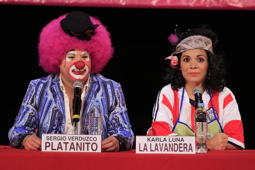 Los comediantes Karla Luna “La Lavandera” y Sergio Verduzco “Platanito” durante conferencia anuncian presentaciones en el Teatro Blanquita los próximos 22, 23 y 24 de mayo. (EL UNIVERSAL)