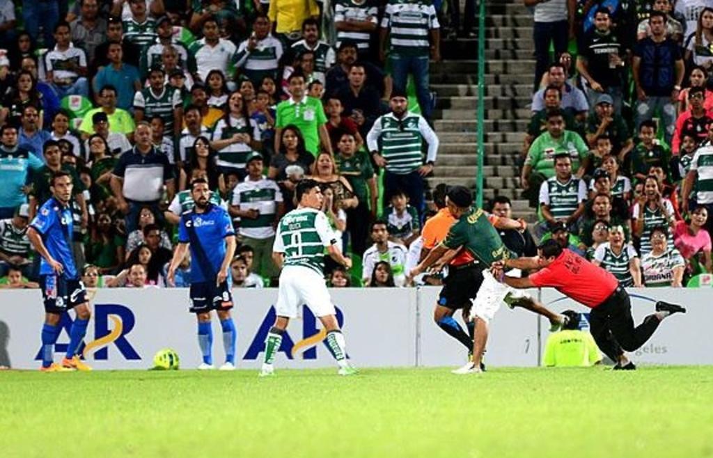 Una Aficionado intentó agredir al árbitro en Santos-Puebla. (ARCHIVO) 