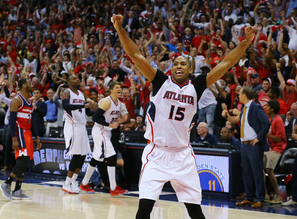 Al Horford después de anotar la canasta ganadora en el juego donde Atlanta venció a Washington. (AP)