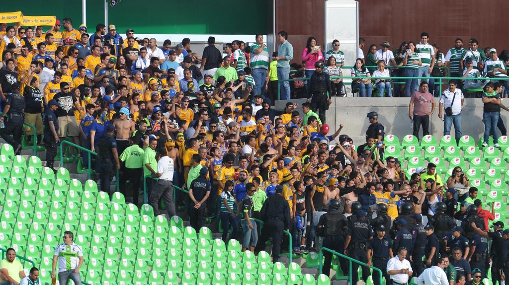 
Los aficionados de Tigres fueron custodiados dentro y fuera del estadio, sin embargo hubo algunos altercados. 