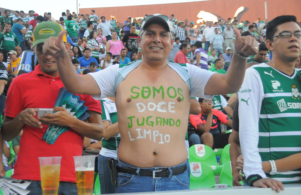 Los seguidores santistas hicieron alusión al juego limpio con pintas en sus cuerpos, un llamado para evitar el veto en el estadio. 
