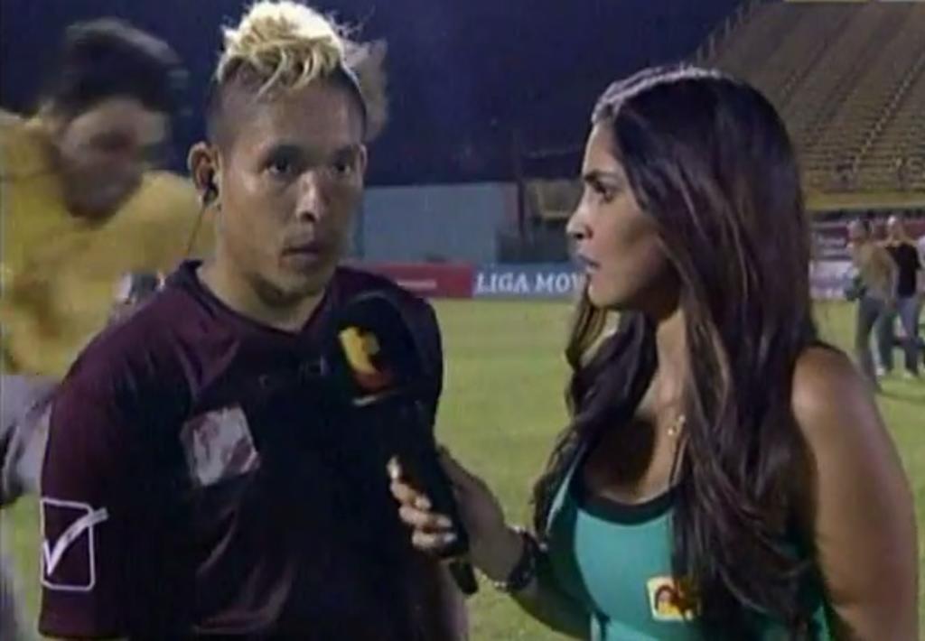 El momento exacto donde el aficionado patea a Ocanto. (YouTube)