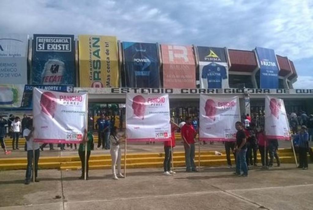 Las inmediaciones del estadio La Corregidora están llenas de propaganda política a unos minutos del choque entre el Querétaro y el Veracruz. (TWITTER)
