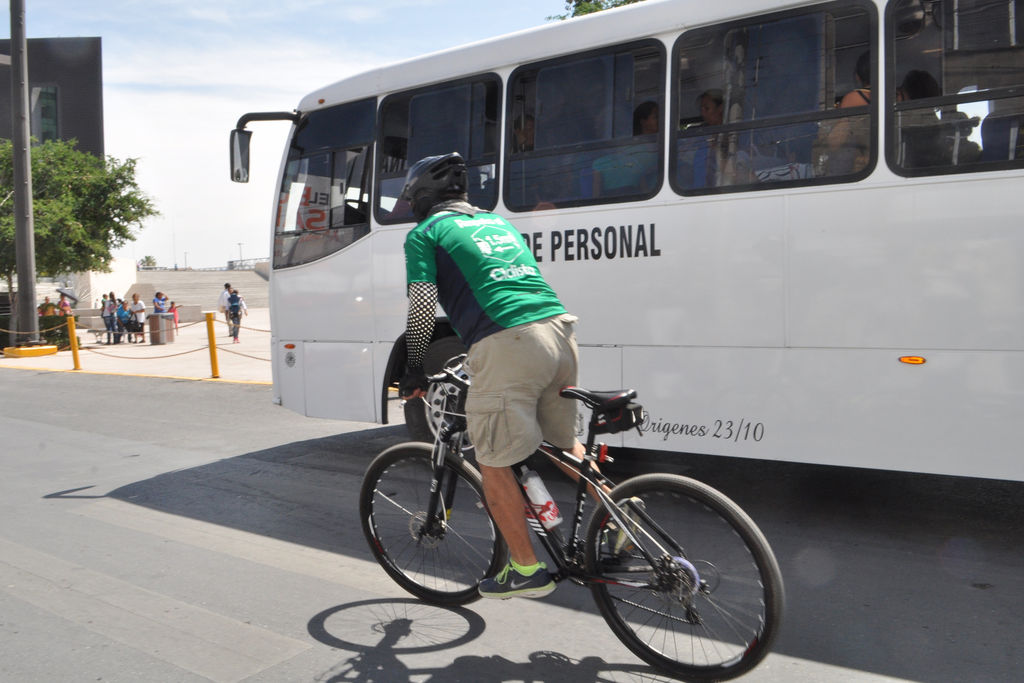 En bici. Édgar Torres pedaleó en el Ruedatón a las 11:30 horas, para pedir la aplicación de la Visión Cero en La Laguna. (FABIOLA P. CANEDO)