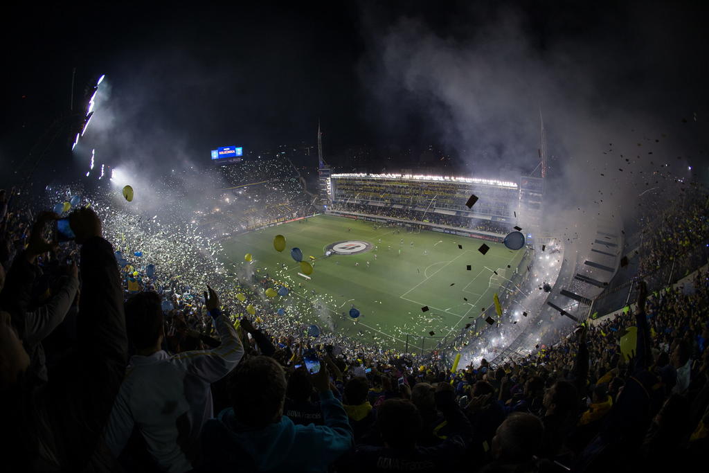 Un fiscal ordenó clausurar La Bombonera luego que hinchas de Boca Juniors lanzaron anoche líquidos químicos a jugadores de River Plate. (EFE)