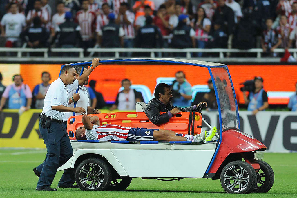 El jugador de Chivas salió del partido ante Atlas en el carrito de urgencias.