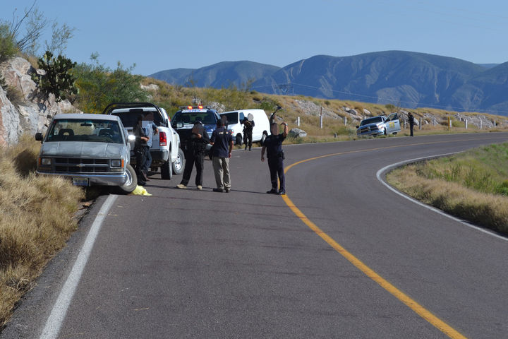Fatal. Uno de los dos hombres que cayó de la camioneta que fue chocada por alcance, fue atropellado por el mismo vehículo en la carretera federal a Durango.