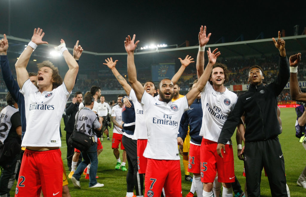 Jugadores del París Saint Germain festejan la obtención de su quinto título de Liga francesa (tercero consecutivo). (AP)