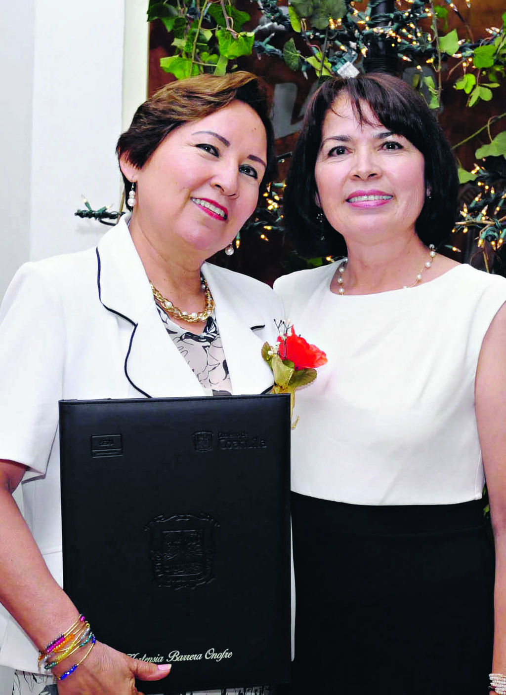   Maestra Hortencia Barrera Onofre acompañada de su sobrina, María Rosario García Barrera.
