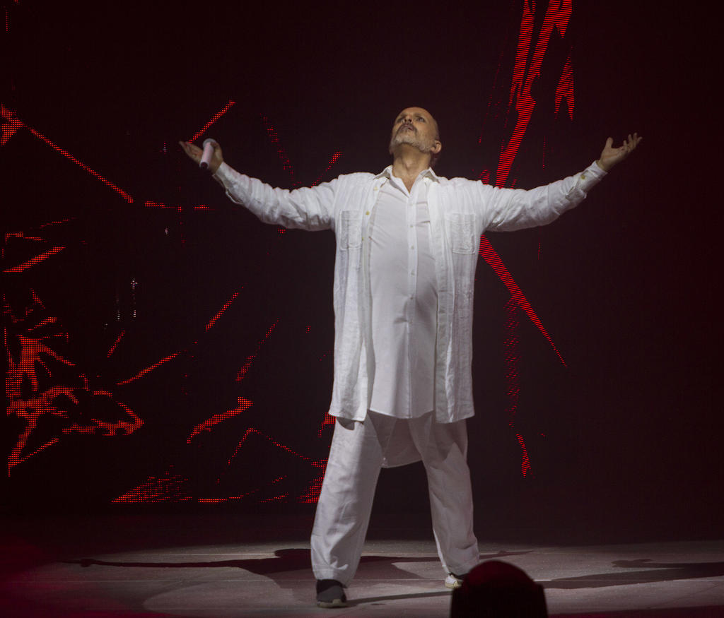 Miguel Bosé hizo su aparición en escena, vestido completamente de blanco, con ropa holgada y su cabello recogido en una coleta, pero entró solo y en silencio. (Notimex)
