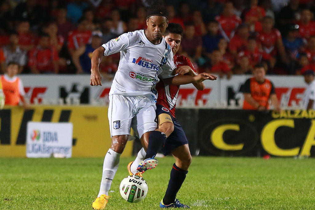 Ronaldinho jugó de titular y anotó el segundo gol del Querétaro en tiro libre con colaboración de Melitón Hernández. Gallos de Querétaro sorprende al Tiburón Rojo en Veracruz