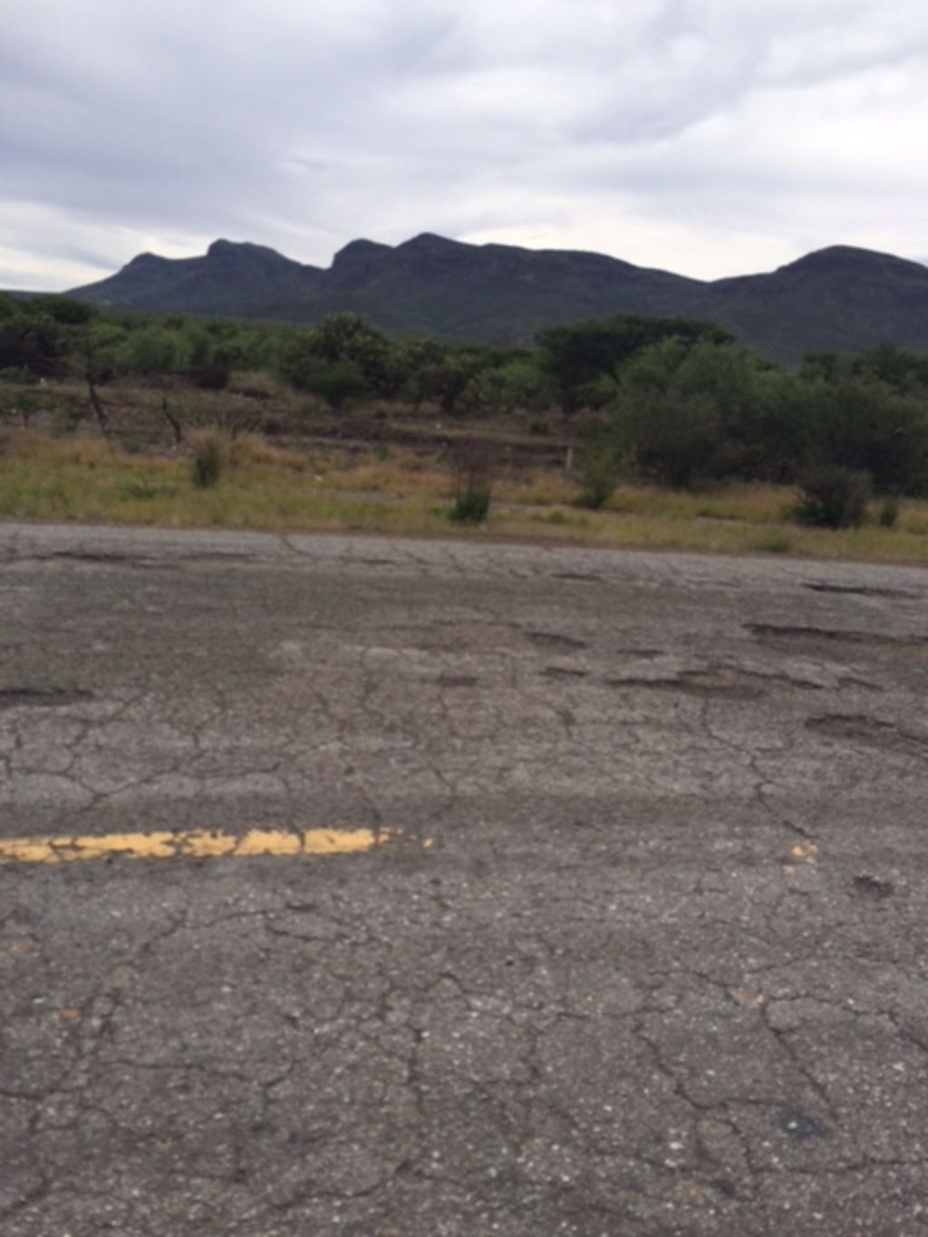 Evidencia. Baches por doquier se pueden observar cuando se recorre el tramo de la carretera de Cuencamé a Zacatecas.