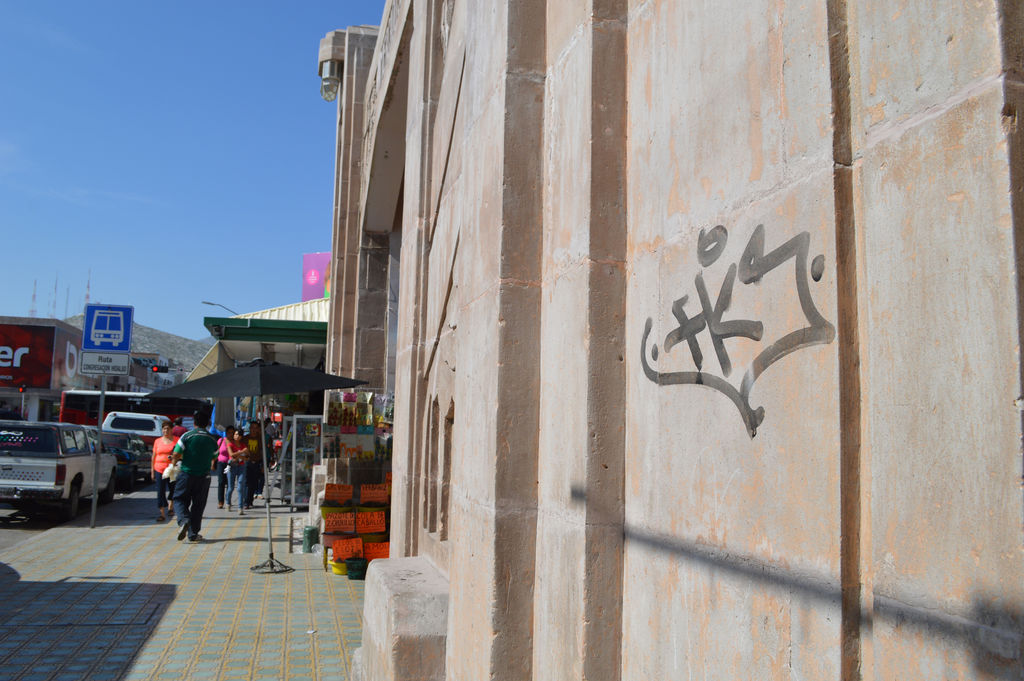 No lo cuidan. Jóvenes realizaron ya algunos rayones con pintura a las nuevas fachadas de cantera del histórico Mercado Juárez. (EL SIGLO DE TORREÓN)