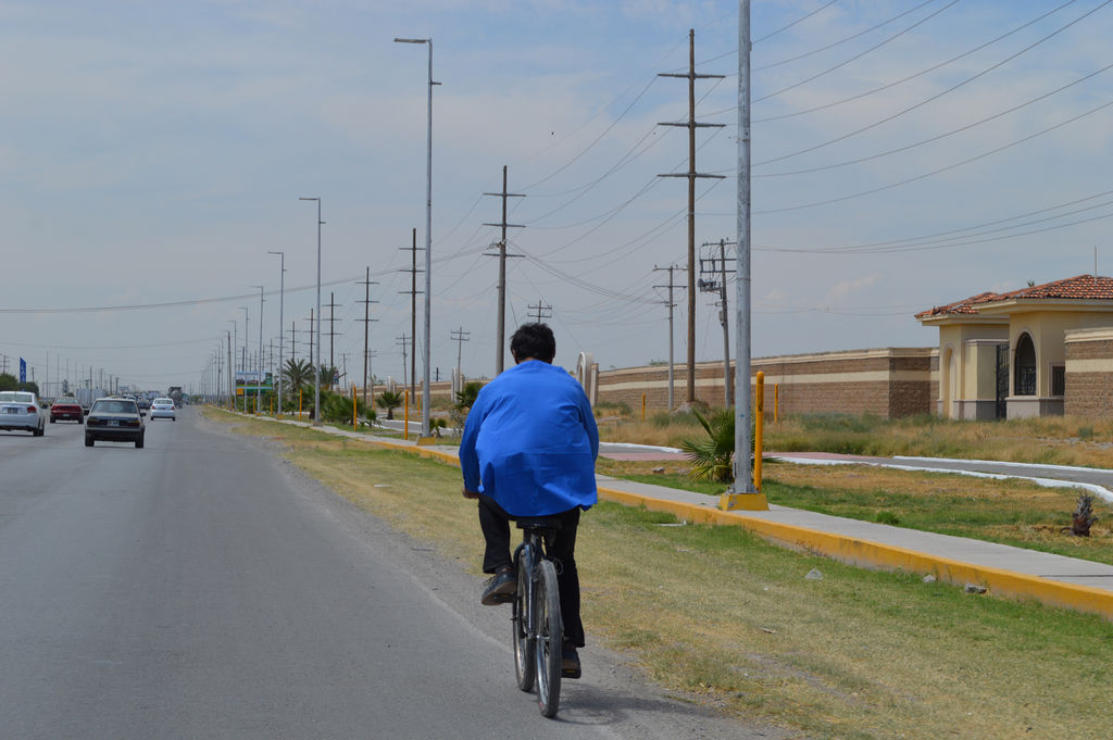 No la usan. Ciclistas prefieren circular cerca de los vehículos que usar el tramo de ciclopista disponible en la carretera a Mieleras. (ROBERTO ITURRIAGA)