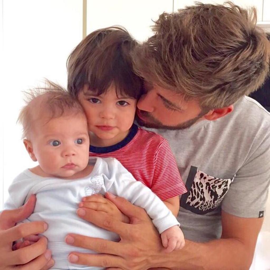 En la imagen, Piqué sostiene entre sus manos al pequeño Sasha, mientras que Milan aparece de pie en medio de su padre y su hermano. (Twitter)
