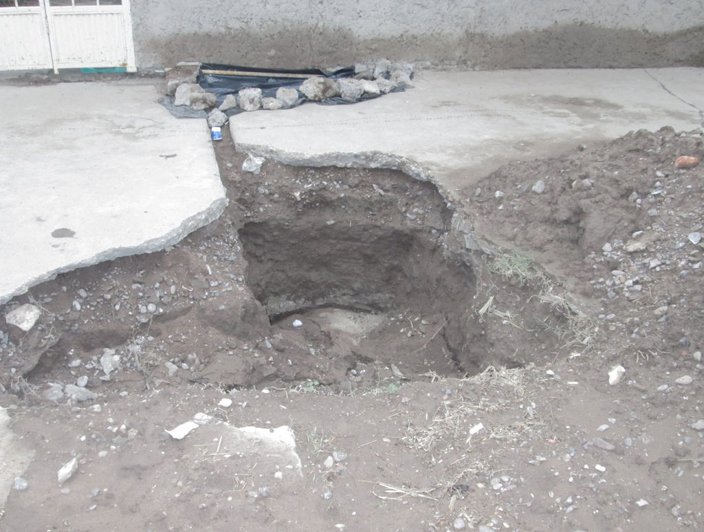Drenaje. Los vecinos piden reponer la tubería, pues el agua corre por debajo. (EL SIGLO DE TORREÓN)