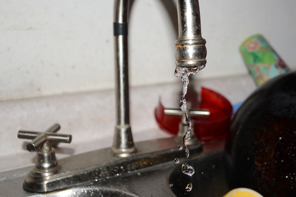 Nada. En colonias como Torreón Residencial tienen más de una semana con baja presión en el suministro de agua. Vecinos aseguran que ni con cisterna ni hidroneumático logran tener agua. (Fernando Compeán)