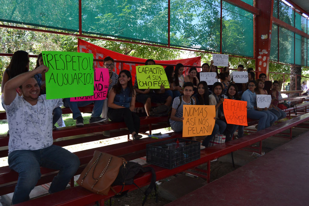 Protestan. Estudiantes de Ciencias Políticas exigen mejoras al transporte público de Torreón. (EDITH GONZÁLEZ)