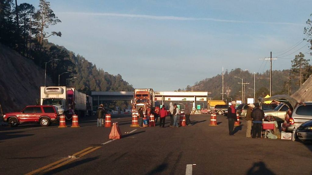 Escalonados. Se siguen realizando los bloqueos escalonados en la autopista Durango-Mazatlán.