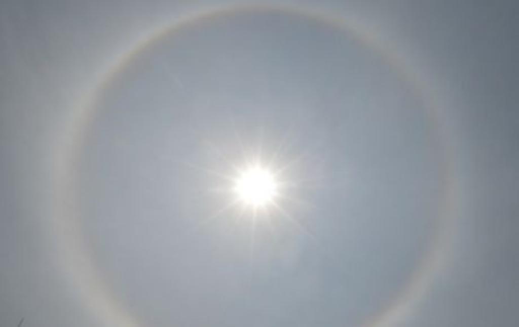 El fenómeno se forma ante las bajas temperaturas con aros luminosos a los lados del sol.
