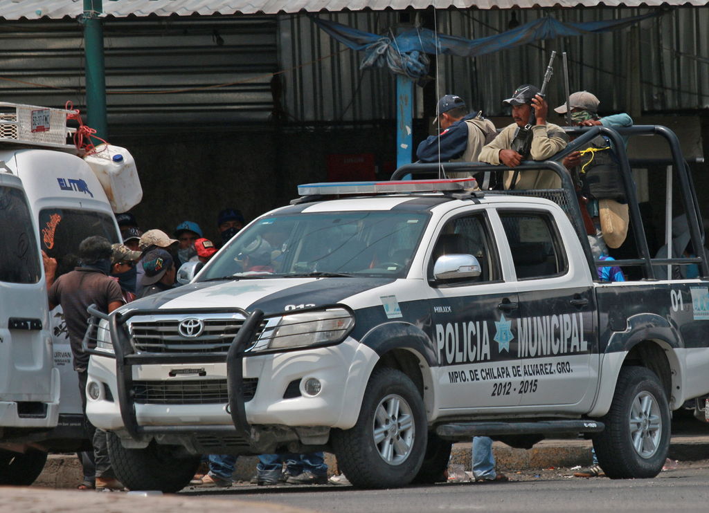 Caos. Civiles armados patrullan Chilapa en una patrulla de la policía municipal.