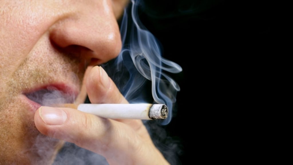 Humo. El alto nivel de consumo de tabaco pone en problemas al país y a su sistema de salud pública.