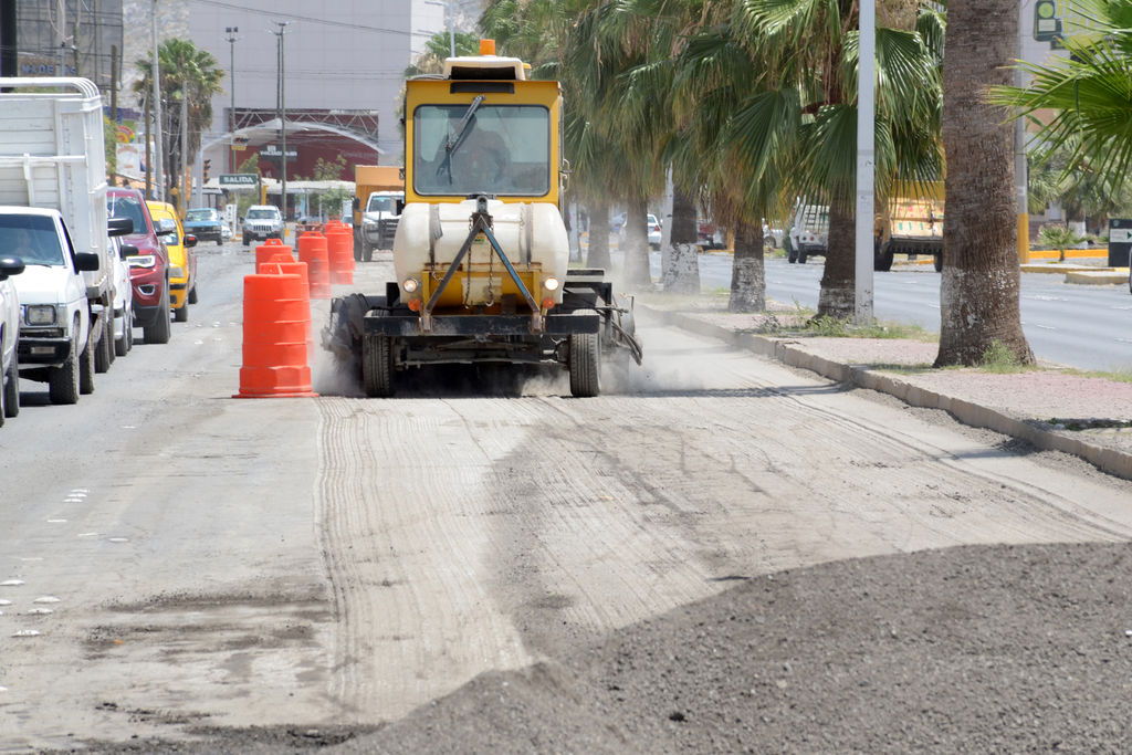 Trabajos. Debido a los trabajos de rehabilitación del pavimento en el Paseo de La Rosita, la vialidad estará operando parcialmente. La JMMT se hace cargo de la señalización general. (Fernando Compeán)