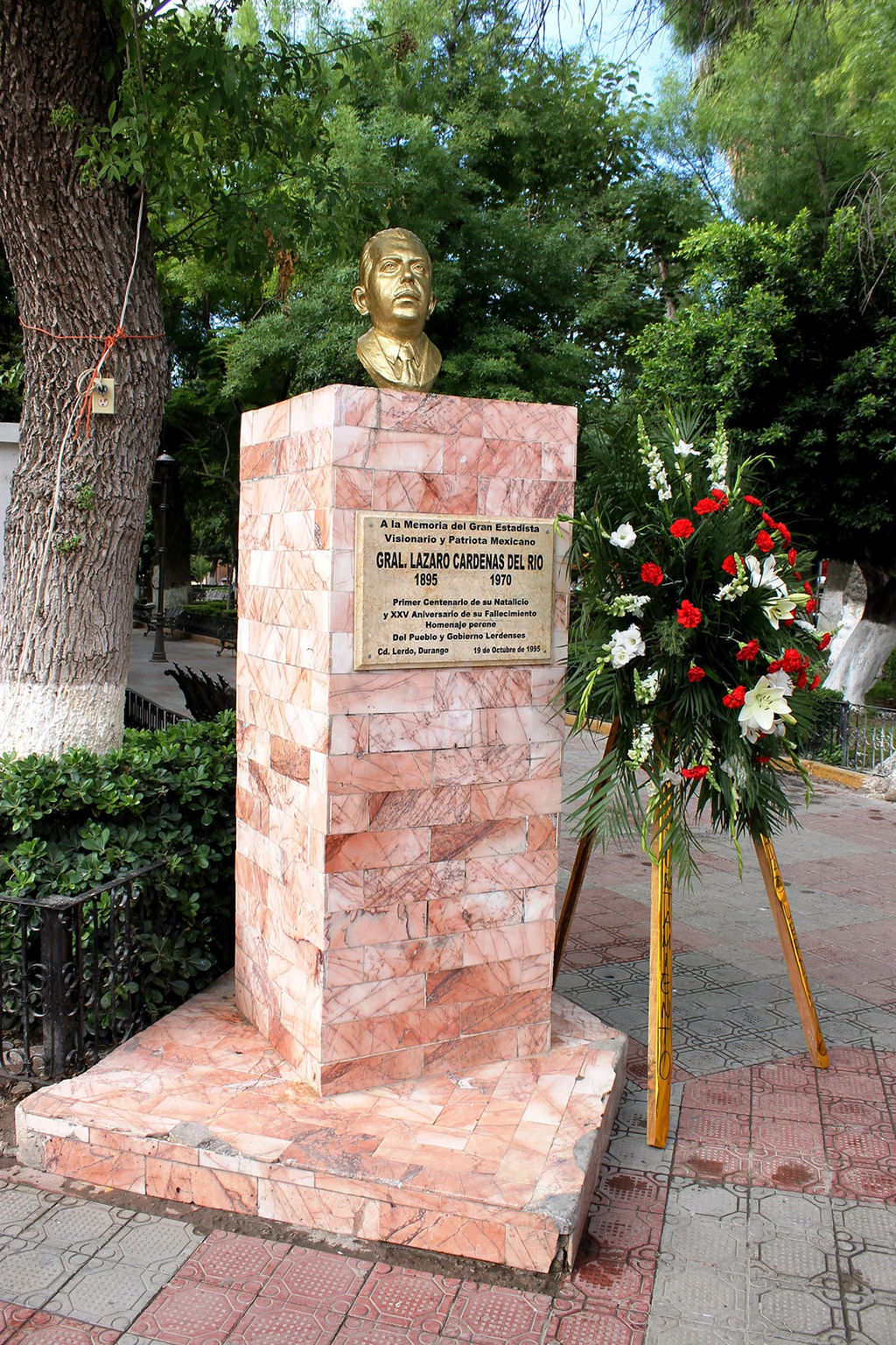 Celebración. Colocan ofrenda floral junto al monumento del general Lázaro Cárdenas en la plaza de Lerdo por su natalicio.