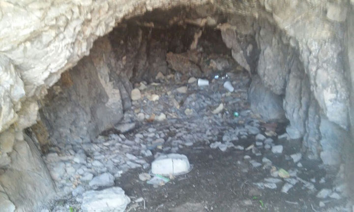 Búsqueda. En su recorrido por Cerritos, encontraron ropa vieja y hasta una cueva usada como escondite.