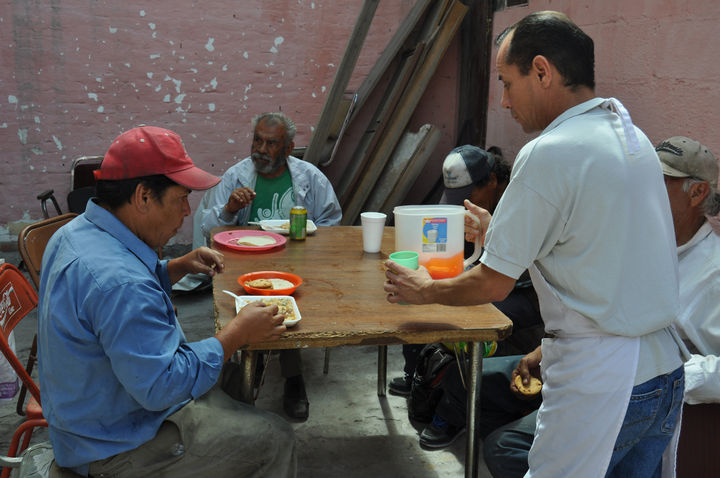 Ayuda. Desde hace 6 años, este comedor atiende cada jueves a los necesitados.