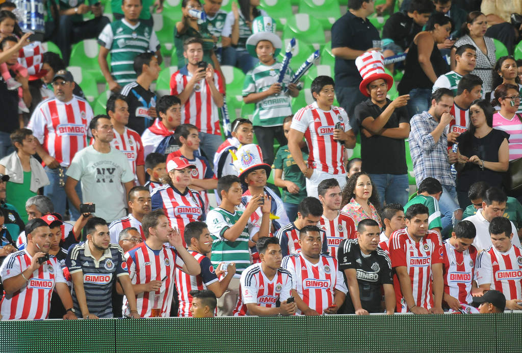 Muchos aficionados de Chivas se dieron cita en el Corona para apoyar a su equipo. (Jesús Galindo)