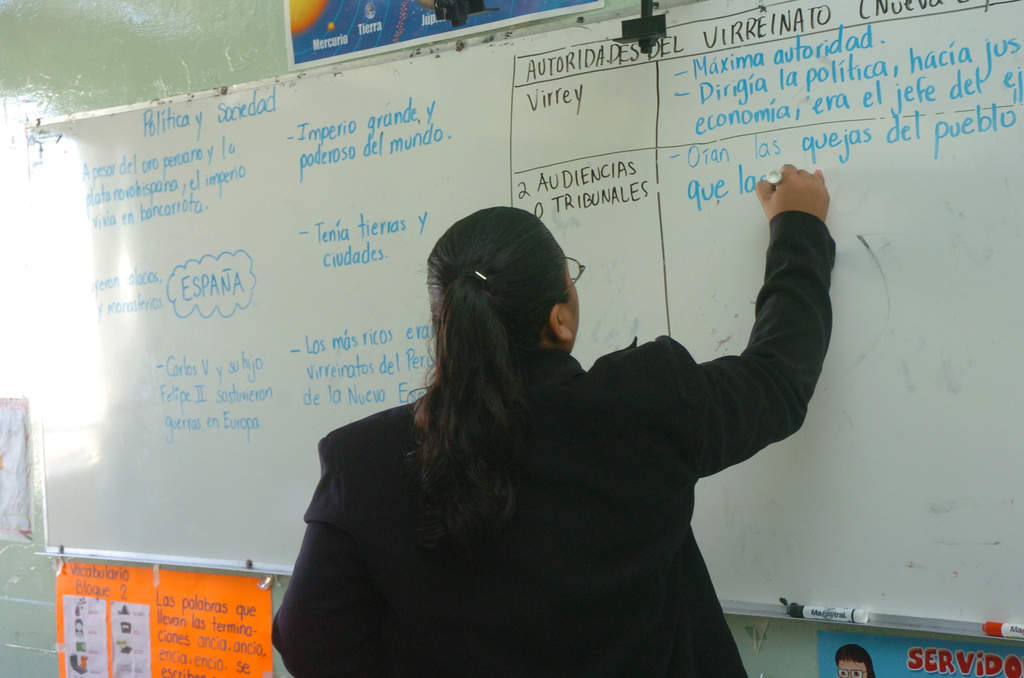 Los maestros señalan que las vacantes han sido reasignadas a docentes, y no a quienes pasaron el examen de oposición, como marca la convocatoria. (ARCHIVO)