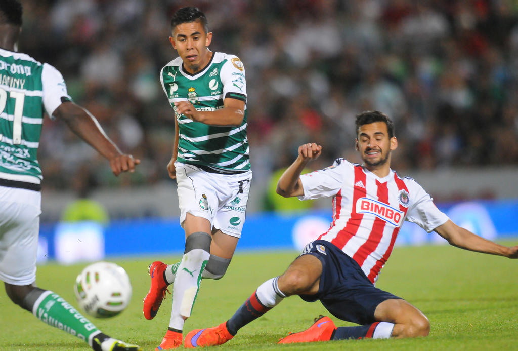 La defensa Chivas se comportó a la altura en la parte final del partido rechazando los centros santistas.