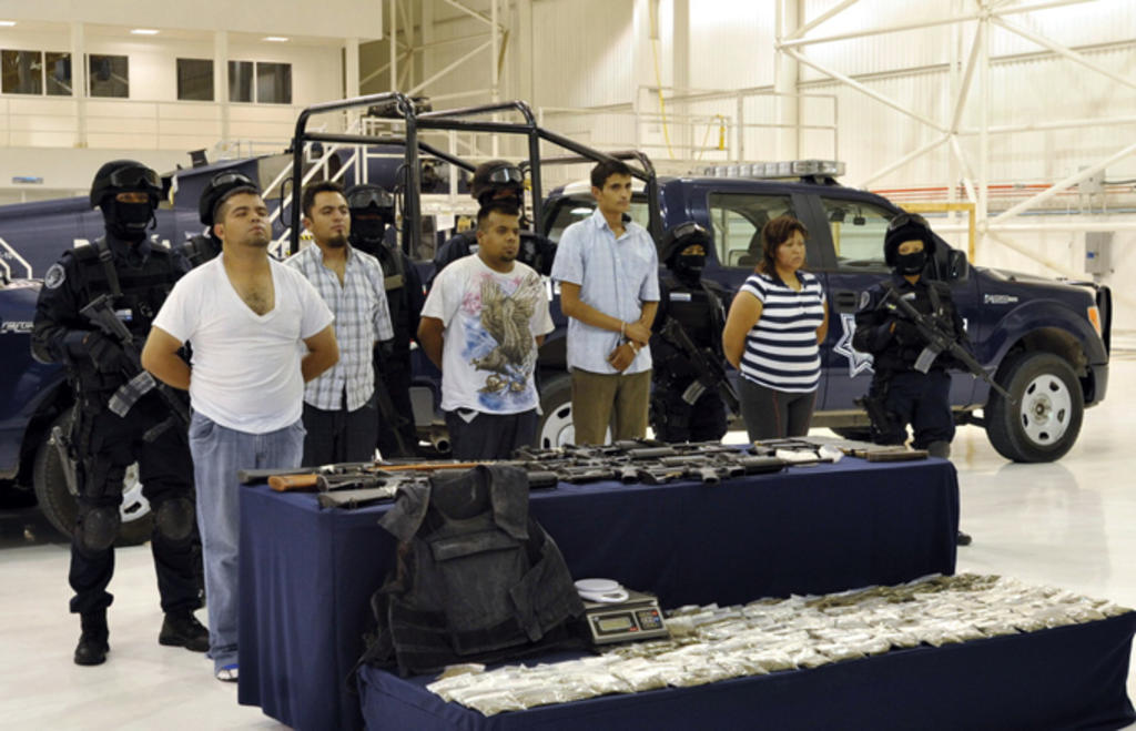 Cinco presuntos miembros del cartel de Sinaloa son presentados en la Ciudad de México a los medios de comunicación por agentes federales (2010).