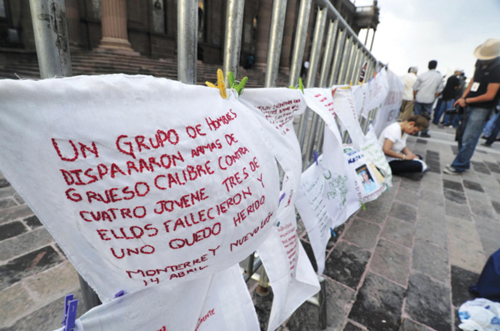 Activistas con pañuelos bordados frente al Palacio de Gobierno de Monterrey, despidieron simbólicamente al presidente Felipe Calderón y para contar las historias de los miles de muertos que dejó el narcotráfico y la violencia en el último sexenio.